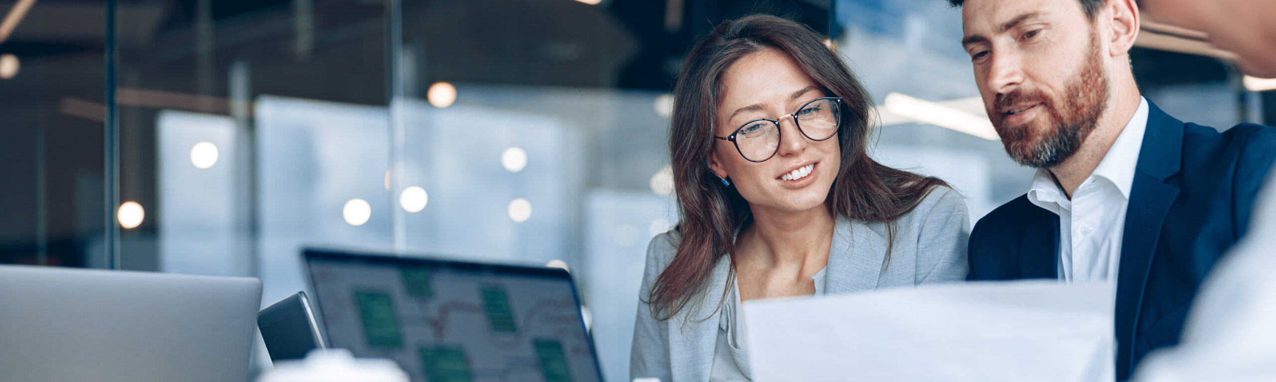 Zespół współpracujący nad cyfrową strategią marketingową